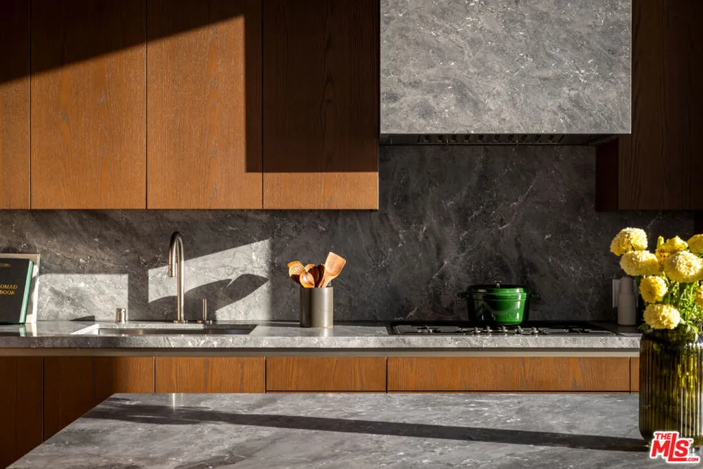 211 W Elm Court 7a, Los Angeles, California 90067 home-pic-2